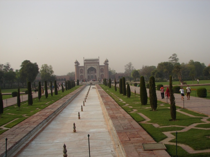 2008/03(March)/AroundTheWorld/Jaj Mahal Post/800x600_From Taj, North Gate.JPG